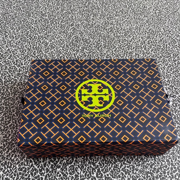 🧣 Tory Burch Long Rectangular Scarf - Picture 2 of 8